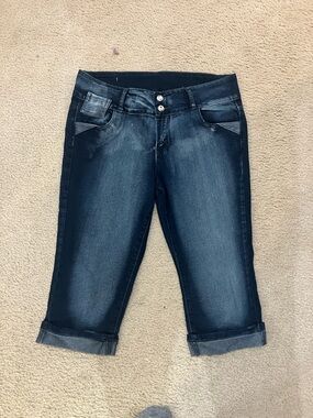 women's dark wash denim capri jeans. Size 15